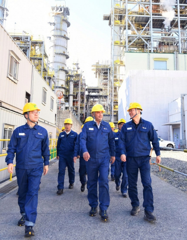 안와르 알 히즈아지(앞줄 가운데) 에쓰오일 CEO가 울산 온산국가산업단지에 위치한 온산공장을 방문하고 현장을 둘러보고 있다. 에쓰오일 제공