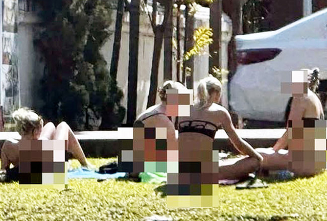 태국의 한 사원 인근에서 외국인 여성들이 비키니 차림으로 일광욕을 즐기는 모습이 공개되면서 논란이 확산되고 있다. 뉴시스·페이스북 캡처
