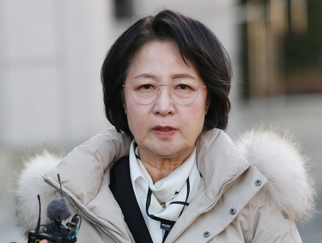 추미애 더불어민주당 의원이 지난해 12월 18일 서울 종로구 헌법재판소에서 열린 조지호 경찰청장 탄핵심판 선고를 마치고 나서며 취재진 질문에 답하고 있다. 연합뉴스