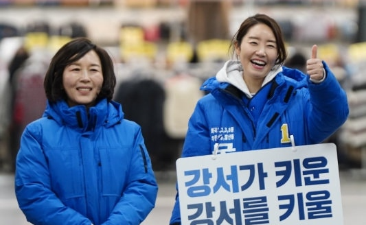 지난 2024년 2월 28일 서울 강서구 까치산역에서 김경(왼쪽) 서울시의원이 당시 더불어민주당 소속이었던 강선우 의원과 나란히 서서 선거운동을 돕고 있다. 강선우 의원 블로그 캡처
