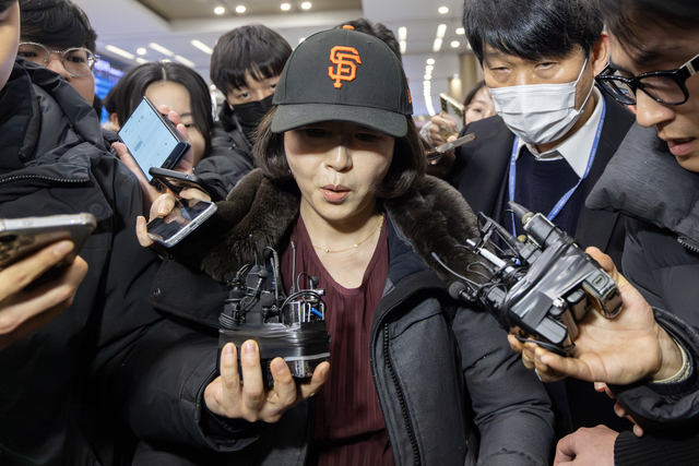 2022년 지방선거 국면에서 더불어민주당 소속이던 강선우 의원에게 ‘공천헌금’ 1억원을 전달한 의혹을 받는 김경 서울시의원이 11일 인천국제공항 1터미널을 통해 입국하고 있다. 연합뉴스