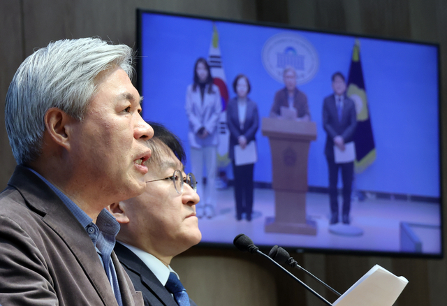 서왕진 조국혁신당 원내대표를 비롯한 공동위원장들이 11일 국회 소통관에서 기자회견을 열고 정치개혁 구상과 향후 활동 방향을 발표하고 있다. 연합뉴스