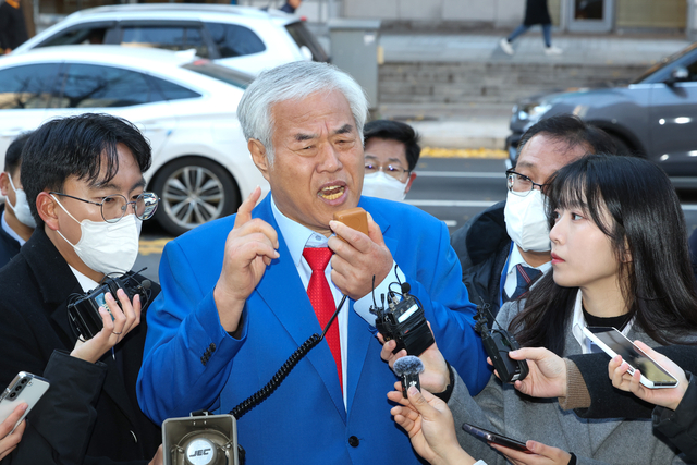 서울서부지법 폭력난동 사태 배후로 지목된 전광훈 사랑제일교회 목사가 지난해 11월 18일 서울경찰청에 출석하며 발언하고 있다. 연합뉴스