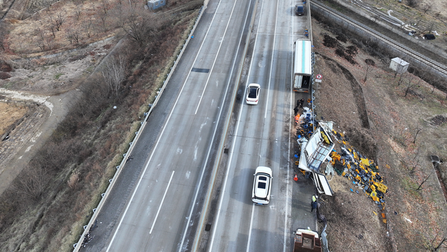 10일 경북 상주시 서산영덕고속도로에서 발생한 다중 추돌사고로 다수 사상자가 발생한 가운데 사고로 부서진 화물차를 관계자들이 수습하고 있다. 연합뉴스