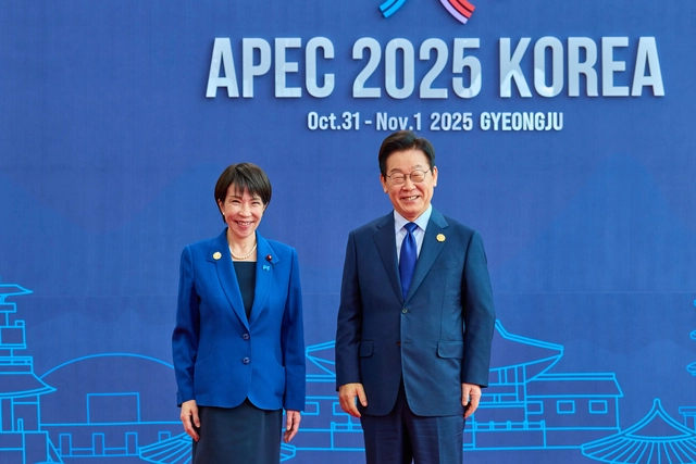 이재명(오른쪽) 대통령과 다카이치 사나에 일본 총리.  대통령실제공 뉴시스