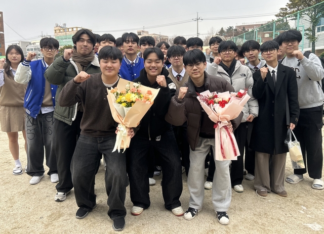 광주소프트웨어마이스터고 졸업생 3명이 삼성전자 글로벌기술센터 최종 입사에 성공하며 SW 명문고의 위상을 높였다. 광주시교육청 제공