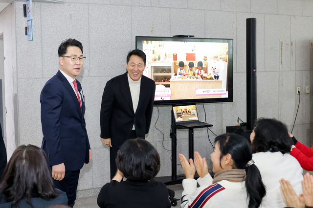 오언석 도봉구청장(왼쪽)이 오세훈 서울시장(오른쪽)과 함께 9일 도봉구 신년인사회에서 구민들에게 인사하고 있다. 도봉구청 제공