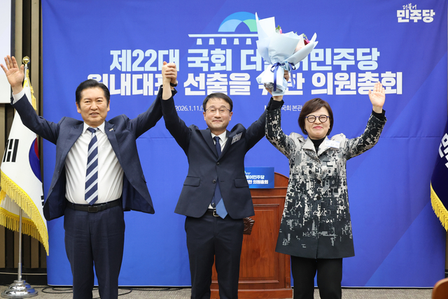 11일 국회에서 열린 제2기 원내대표 선출을 위한 더불어민주당 의원총회에서 신임 원내대표로 당선된 한병도 의원이 정청래 대표로부터 꽃다발을 받고 기념촬영을 하고 있다. 연합뉴스