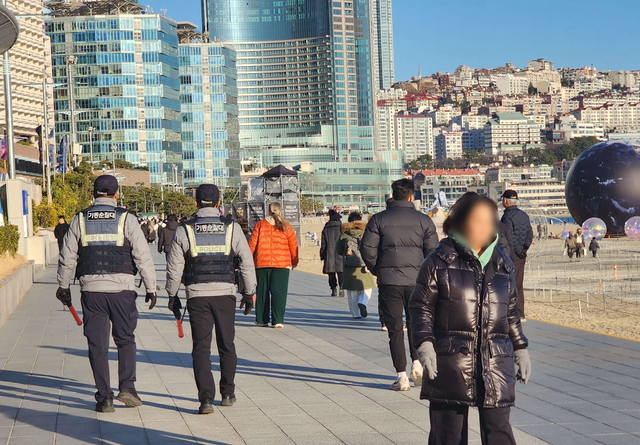 경찰이 부산의 주요 관광지에서 순찰 활동을 하고 있다. 부산경찰청 제공