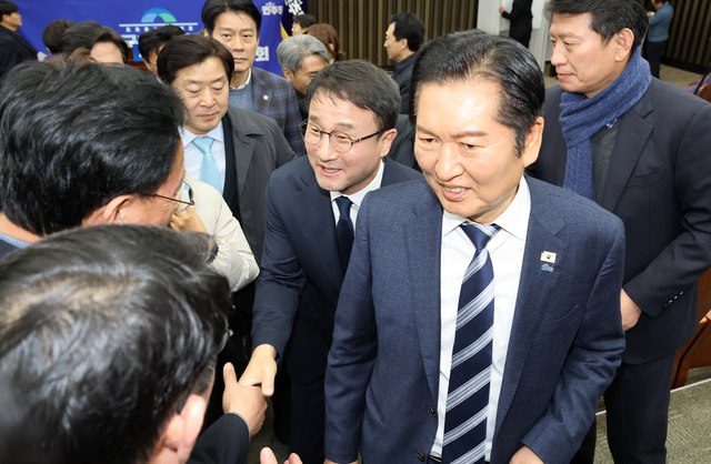 정청래 더불어민주당 대표와 한병도 신임 원내대표가 11일 국회에서 열린 제2기 원내대표 선출을 위한 의원총회를 마친 뒤 참석 의원들과 인사를 나누고 있다. 연합뉴스