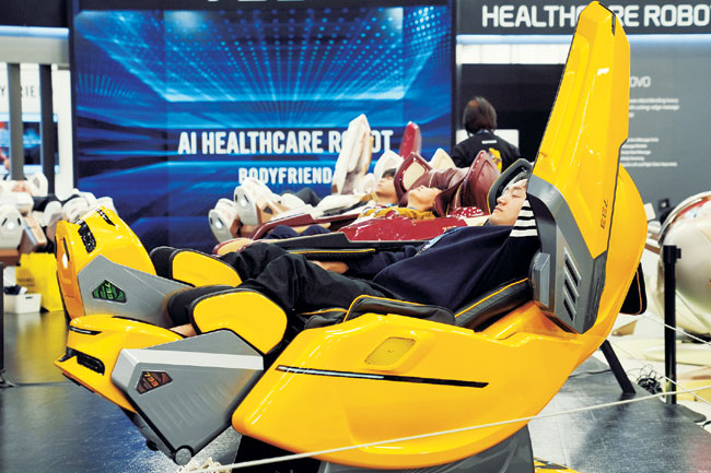 스트레스 측정 안마의자·보며 듣는 헤드폰... 'K-중기 기술' 빛났다[... - 뉴스 썸네일 이미지