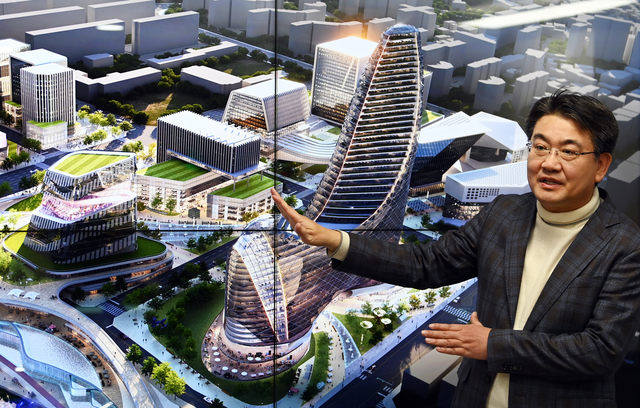 오승록 서울 노원구청장이 지난 8일 집무실에서 진행된 문화일보와의 신년인터뷰에서 서울 디지털바이오시티(S-DBC) 조감도를 배경으로 노원의 미래 청사진을 밝히고 있다.  박윤슬 기자