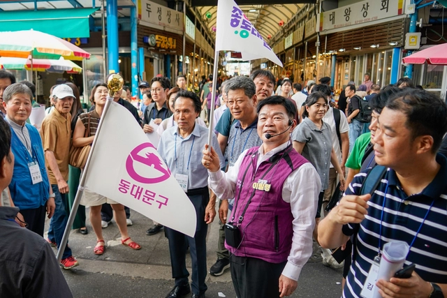 청량리 전통시장에 방문한 이필형 동대문구청장.