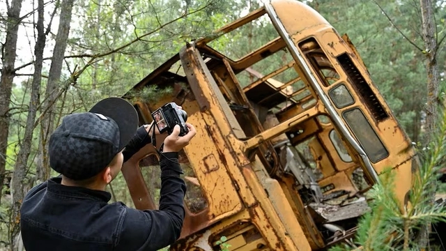 우크라이나 체르노빌 인근에서 관광객이 버스 사진을 찍고 있는 모습. AFP 연합뉴스