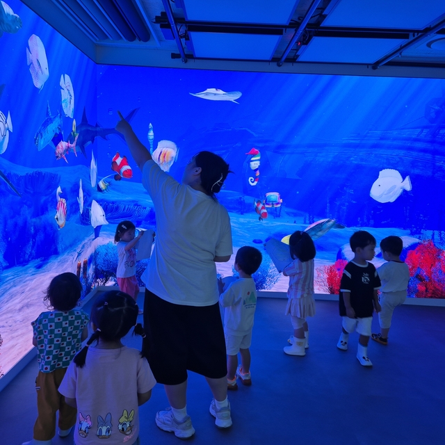 어린이들이 지난해 9월 서울 동작구청 지하 1층에 조성된 동작오픈스튜디오에서 3D 스케치 미디어 아트월 체험을 하고 있다. 동작구청 제공