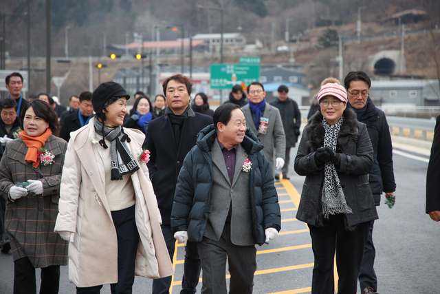 주광덕(가운데) 남양주시장이 지난 12일 화도읍 창현리 일원에서 시민들과 함께 국지도86호선 창현~금남 구간 준공 현장을 둘러보고 있다. 남양주시 제공
