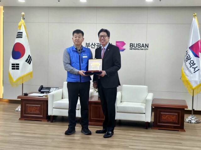 지난 12일 박형준 부산시장이 해양수산부 노조 감사패를 받은 뒤 기념촬영을 하고 있다.