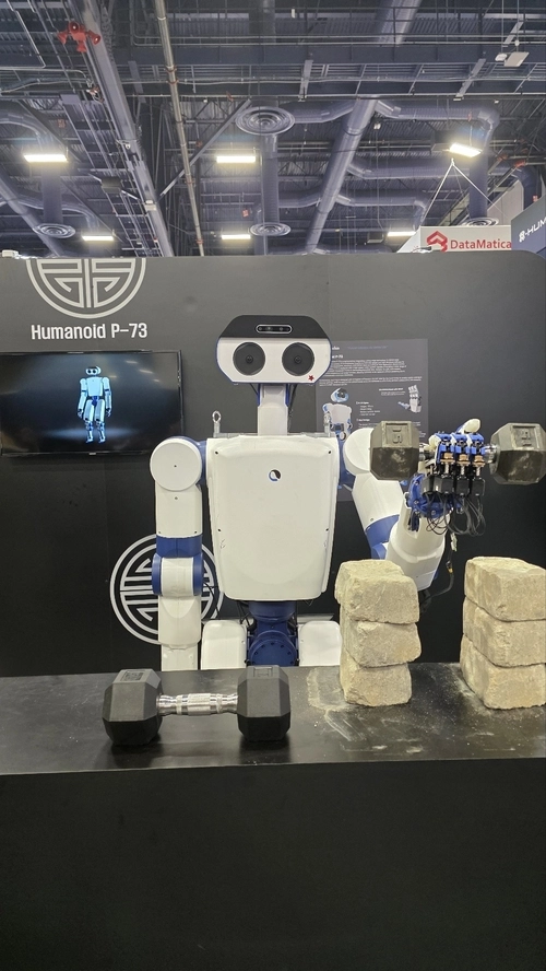 블루로빈이 선보인 건축·재난 현장용 휴머노이드 ‘P-73’이 20㎏ 무게의 아령을 들고 있는 모습.