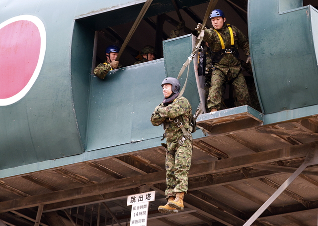 11일 고이즈미 신지로 일본 방위상이 일본 육상자위대 지바현 후나바시 훈련장에서 낙하산 강하 훈련을 체험하고 있다.  EPA 연합뉴스