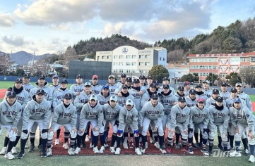 프로야구단 NC가 지원한 후드 티셔츠를 착용한 마산용마고 학생들. NC 제공