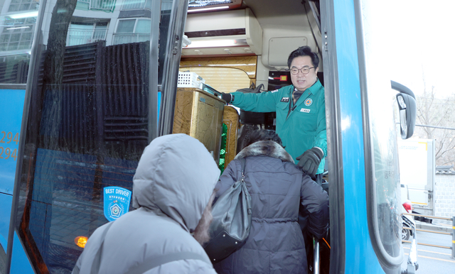 박일하 서울 동작구청장이 13일 시내버스 파업에 따른 주민 불편을 덜어주기 위해 동작구에서 운영하는 무료 셔틀버스에 직접 탑승해 주민들을 안내하고 있다. 동작구청 제공
