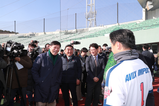 김두겸 울산시장과 허구연 한국야구위원회(KBO) 총재가 13일 울산문수야구장에서 울산웨일즈 야구단 선서 트라이아웃 현장을 참관하고 있다.  울산시청 제공