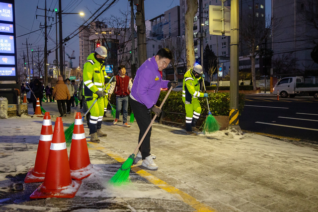 이필형 동대문구청장이 13일 오전 장안1동 일대에서 직원들과 함께 제설 작업을 하며 주민 통행로를 정비하고 있다. 동대문구청 제공