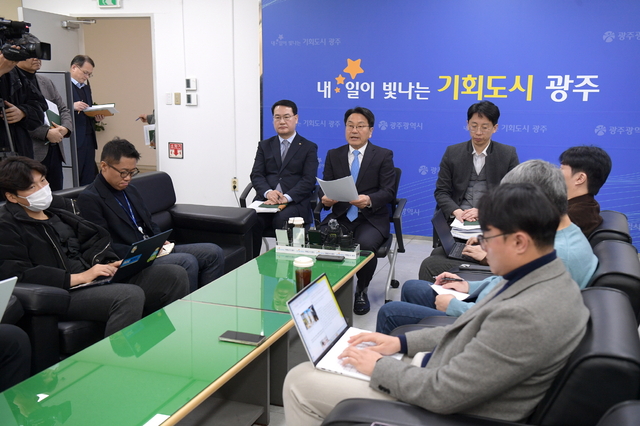 강기정 광주시장이 13일 기자 차담회를 열어 광주전남행정통합 추진 상황을 설명하고 있다. 광주시청 제공