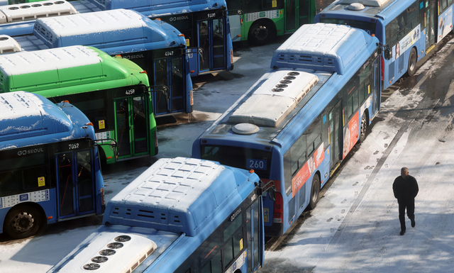서울 시내버스 노조가 총파업에 돌입한 13일 서울의 한 공영차고지에 운행을 멈춘 시내버스들이 주차되어 있다. 뉴시스