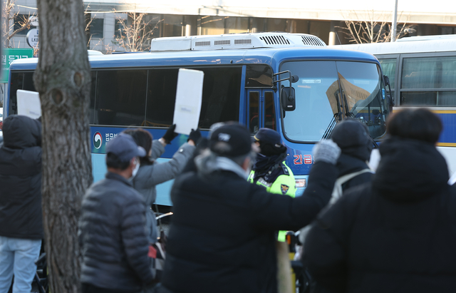법원에 나타난 지지자들