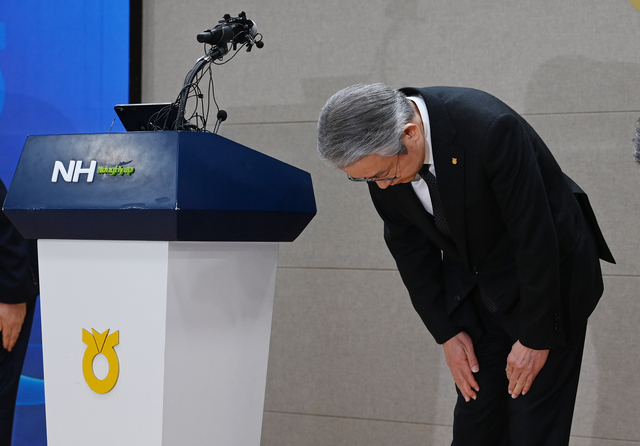 강호동 농협중앙회장이 13일 오전 서울 중구 농협중앙회 본관에서 대국민 사과문 발표에 앞서 허리 숙여 사과하고 있다.   윤성호 기자