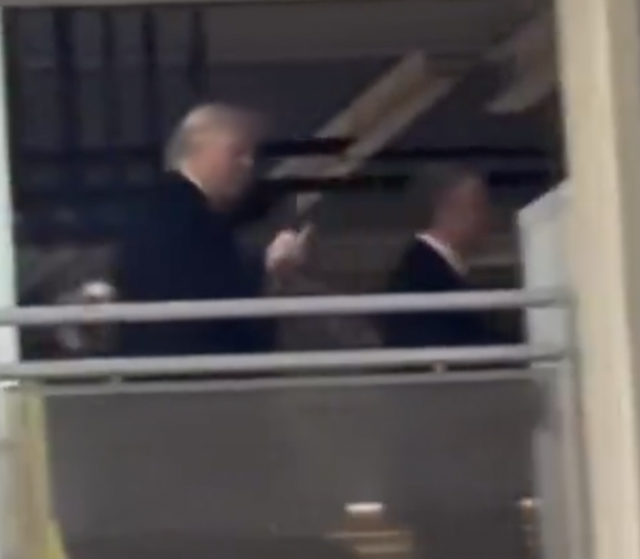 야유하는 사람 향해 손가락 욕설하는 트럼프 대통령 X 캡쳐