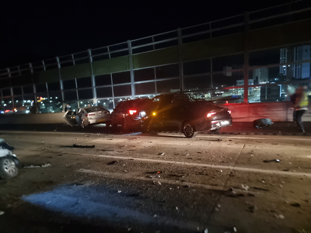 14일 오전 경부고속도로 상행선 양산휴게소 부근에서 차량 6대가 연쇄적으로 추돌해 멈춰서 있다. 부산경찰청 제공