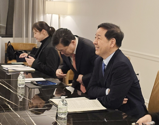 주요 7개국(G7) 재무장관회의 참석차 미국 워싱턴D.C.를 방문중인 구윤철(사진) 부총리 겸 재정경제부 장관이 지난 12일(현지시간) 레이첼 리브스 영국 재무장관과 면담을 하고 있다. 재경부 제공