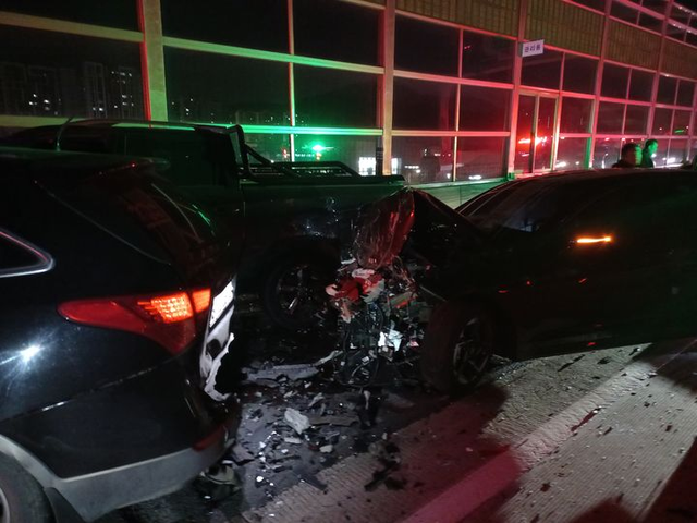 경부고속도로 상행선 경남 양산시 양산휴게소 인근에서 차량 6대가 잇따라 충돌해 5명이 다치는 사고가 발생했다. 경남 소방본부 제공