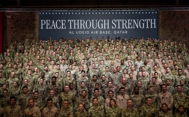 지난해 5월 15일 카타르 알우데이드 공군기지의 미군 장병이 강당에 모여 도널드 트럼프 미국 대통령을 맞이하고 있다. UPI 연합뉴스