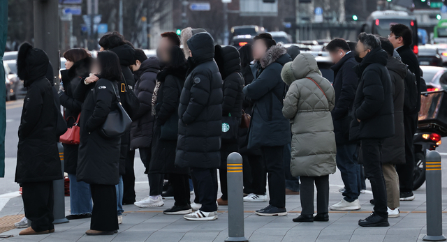 서울 종로구 광화문 세종대로사거리에서 출근길 시민들이 횡단보도 신호를 기다리고 있다. 연합뉴스