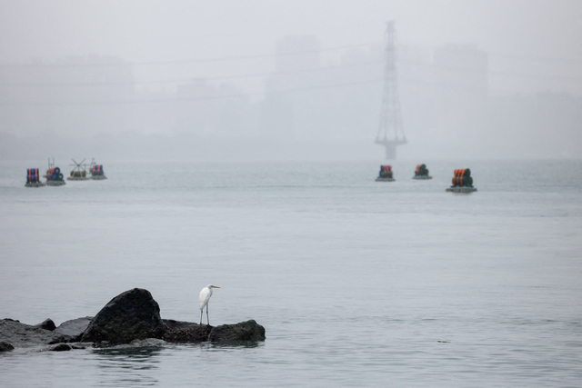 지난해 12월 31일 대만 타이베이의 단수이강에 대만이 중국군의 대만 인근 군사훈련에 대한 대응으로 설치한 폭발물 드럼통이 있다. 로이터 연합뉴스
