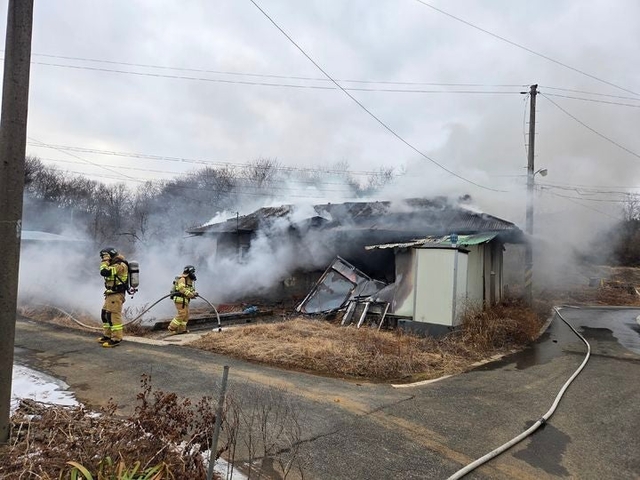 14일 오후 3시37분께 충남 천안시 동남구 성남면 신덕리의 한 단독주택에서 불이 나 소방대원들이 진화에 나서고 있다.  천안동남소방서 제공)