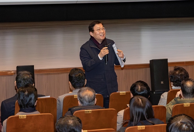 김경호 광진구청장이 자양1동 799번지 일대 모아타운 관리계획 수립(안) 주민설명회에서 인사말을 하고 있다. 광진구청 제공