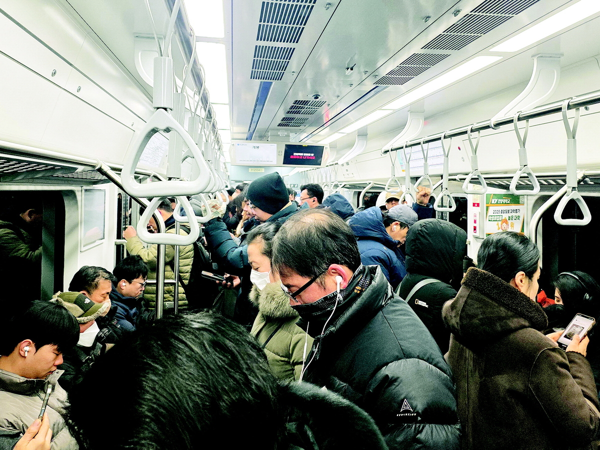버스파업 이틀째, 새벽 5시에도 ‘지옥철’… “첫차타도 지각인데 어쩌나”