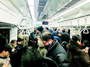 버스파업 이틀째, 새벽 5시에도 ‘지옥철’… “첫차타도 지각인데 어쩌나”