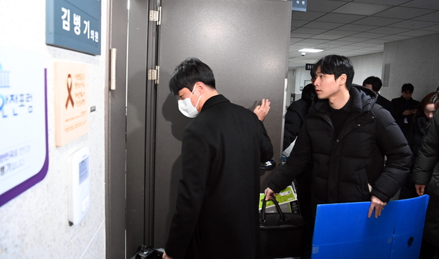 경찰이 김병기 더불어민주당 의원의 공천헌금과 관련해 동시다발적인 압수수색에 나선 가운데 14일 오전 국회 의원회관의 김의원 사무실로 경찰수사관들이 압색을 위해 들어가고 있다. 2026.1.14. 곽성호기자