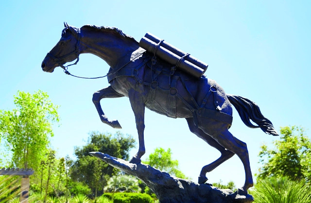 미국에 6곳에 세워진 한국전쟁 전설 군마 레클리스 하사 동상. 미 해병대 1사단 군마였던 레클리스는 6·25 기간 경기도 연천 지역 전투에서 고지를 오르내리며 무거운 포탄을 보급하는 활약을 펼쳐 전쟁 영웅이 됐다. 동양북스 제공.jpg