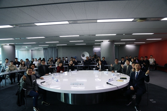 지난 13일 경기AI캠퍼스에서 경기도와 시·군 및 기업 관계자들이 ‘AI 혁신클러스터 운영 활성화를 위한 정책간담회’를 한 뒤 기념촬영을 하고 있다. 경기도청 제공