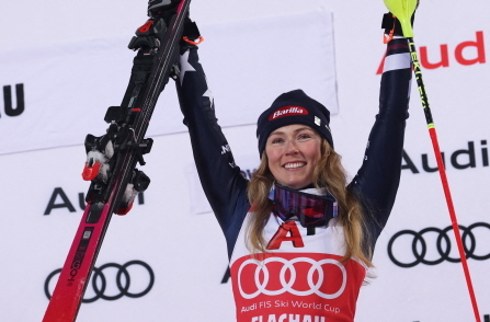 미국의 미케일라 시프린이 14일(한국시간) 오스트리아 플라하우에서 열린 FIS 알파인 월드컵 여자회전에서 우승한 뒤 두 팔을 들며 미소를 짓고 있다. 로이터 연합뉴스