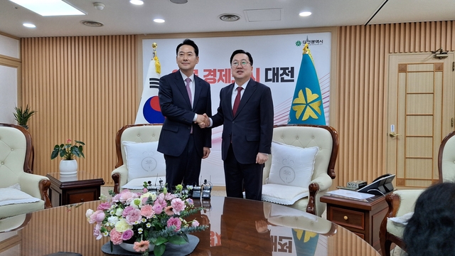 장동혁 국민의힘 대표와 이장우 대전시장이 14일 대전시청에서 회동을 갖고 있다.