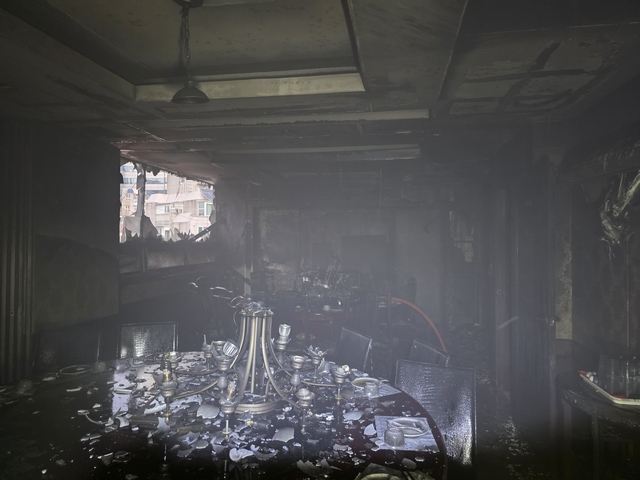 지난 13일 오후 부산 동래구 명륜동의 한 중식당 3층에서 불이 나 천장 조명이 테이블에 떨어져 파손되는 등 피해가 크게 났다. 부산소방재난본부 제공