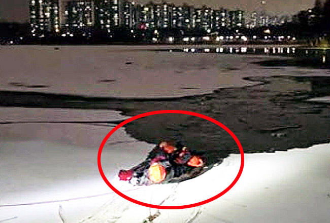 “집에 빨리 가려다” 얼어붙은 수원 저수지 건너다 빠진 50대 극적 구조