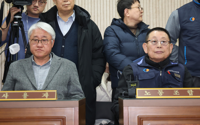 서울시버스노동조합 파업 이틀차인 박점곤(오른쪽) 전국자동차노동조합연맹 서울시버스노동조합 위원장과 김정환 서울시버스운송사업조합 이사장이 14일 오후 서울 영등포구 서울지방노동위원회에서 열린 노사 교섭에 참석해 있다. 뉴시스